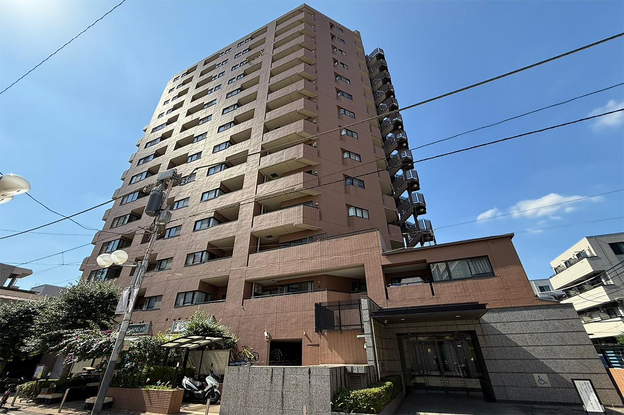 「白金高輪」駅徒歩5分。白金三丁目アドレス。近隣は再開発が進行しつつも、商店街もある閑静な住宅地